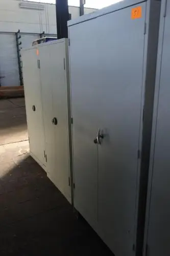 Metalen kast – kavel bij Openbare Verkopen, Izegem