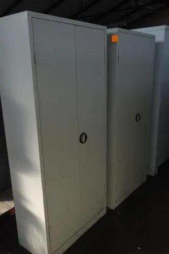 2x Metalen kast – kavel bij Openbare Verkopen, Izegem