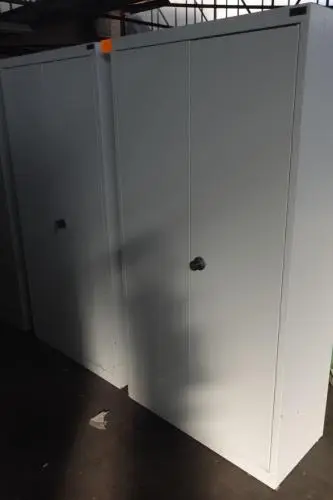 2x Metalen kast – kavel bij Openbare Verkopen, Izegem