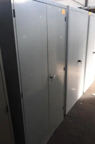 Metalen kast – kavel bij Openbare Verkopen, Izegem