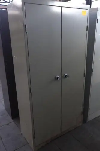Metalen kast – kavel bij Openbare Verkopen, Izegem