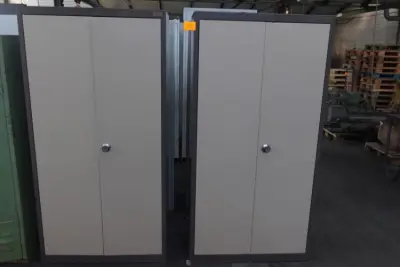 2x Metalen kast – kavel bij Openbare Verkopen, Izegem