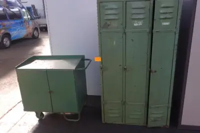 Metalen werktafel + metalen kast – kavel bij Openbare Verkopen, Izegem