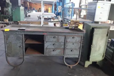 Metalen werktafel + metalen kast – kavel bij Openbare Verkopen, Izegem