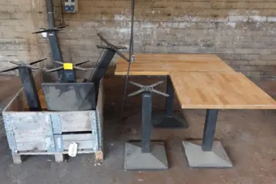 8x Houten tafel met metalen onderstel – kavel bij Openbare Verkopen, Izegem