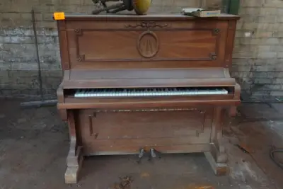 Piano met krukje – kavel bij Openbare Verkopen, Izegem