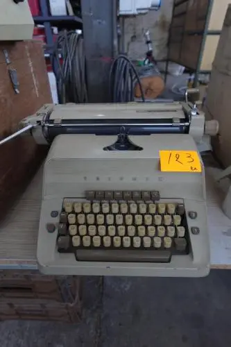 2x typmachine – kavel bij Openbare Verkopen, Izegem