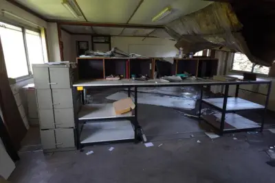 Metalen Rek+ Ladenkast – kavel bij Openbare Verkopen, Izegem