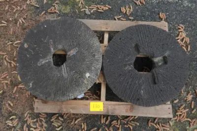 2x Oude molenaarssteen – kavel bij Openbare Verkopen, Izegem