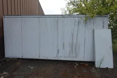 Stalen container – kavel bij Openbare Verkopen, Izegem