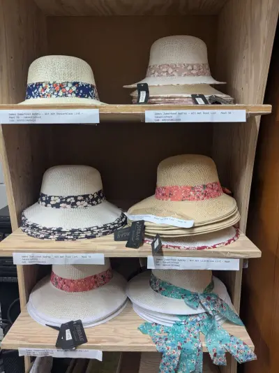 Ca. 35x Dames zomerhoeden met strik, zomerhoed, diverse kleuren – kavel bij Onlineveilingmeester