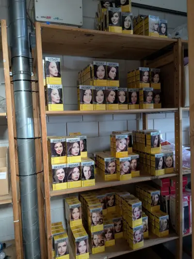 Ca. 150x Haarverf, Redist, diverse kleuren – kavel bij Onlineveilingmeester