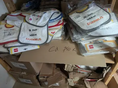 Ca. 750x Vrolijke slabbetjes met tekst Isi Mini, diverse kleuren – kavel bij Onlineveilingmeester