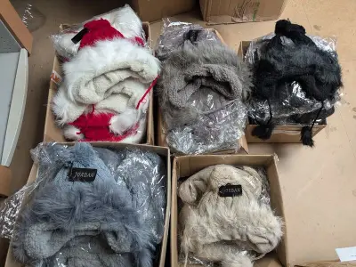 Ca. 100x Dames wintermutsen, diverse kleuren – kavel bij Onlineveilingmeester