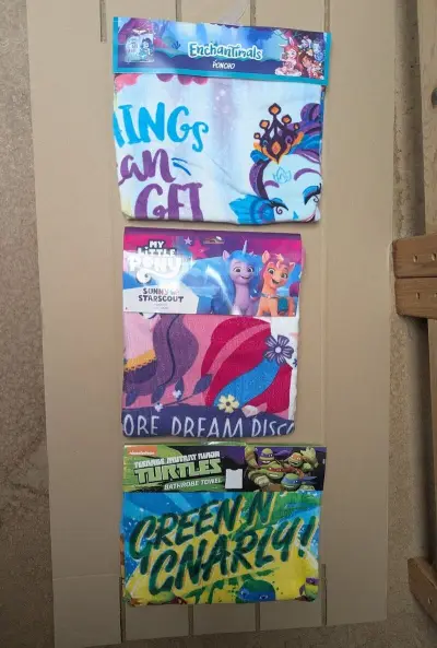 6x BA poncho, My Little Pony, Ninja Turtles En Enchantimals, 2 sets – kavel bij Onlineveilingmeester