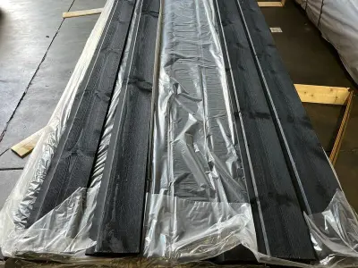 Ca. 98x Grenen Channelsiding Zwart Gecoat, 18x140mm, lengte 420cm – kavel bij Onlineveilingmeester