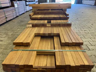 Ca. 73x Guyana Teak Palen Geschaafd, 45x45mm, lengte 18/305cm, 9/335cm, 11/365cm, 35/395cm – kavel bij Onlineveilingmeester