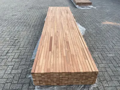 Ca. 126x Guyana Teak Latten Geschaafd Gevingerlast, 27x45mm, lengte 400cm – kavel bij Onlineveilingmeester