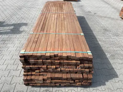 Ca. 102x Hardhouten Onderliggers Geschaafd, 42x57mm, lengte 335cm – kavel bij Onlineveilingmeester