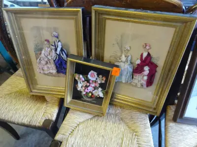 3 kaders reliëf 2 mode 1 bloemen 47cmx34cm – kavel bij Openbare Verkopen, Izegem