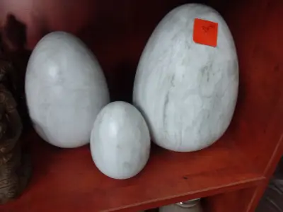 3x ei H 14cm- 20cm- 28cm – kavel bij Openbare Verkopen, Izegem