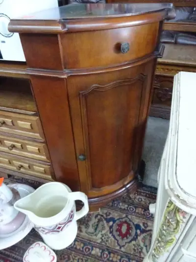 Houten hoekkast met lade – kavel bij Openbare Verkopen, Izegem