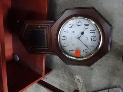 Klok – kavel bij Openbare Verkopen, Izegem
