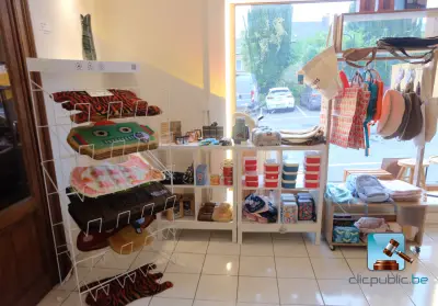 Set displays met inhoud – kavel bij Clicpublic