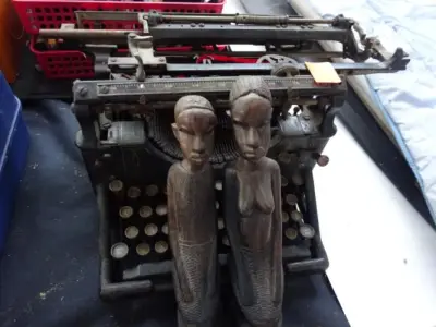 Oude typmachine + 2 Congobeelden – kavel bij Openbare Verkopen, Izegem