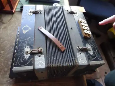 Accordeon PARIS ANVERS 29cmx33cm speelt – kavel bij Openbare Verkopen, Izegem
