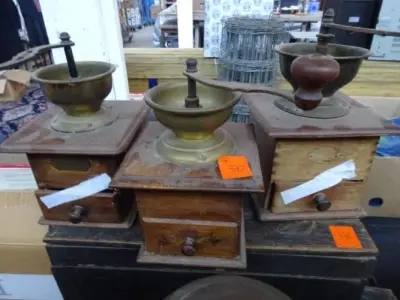 3 koffiemolens hout/koper – kavel bij Openbare Verkopen, Izegem