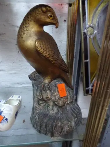 Roofvogel en rotsplaaster H34cm – kavel bij Openbare Verkopen, Izegem