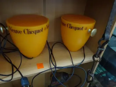 2x vintage oranje lampen Veuve clicquot – kavel bij Openbare Verkopen, Izegem
