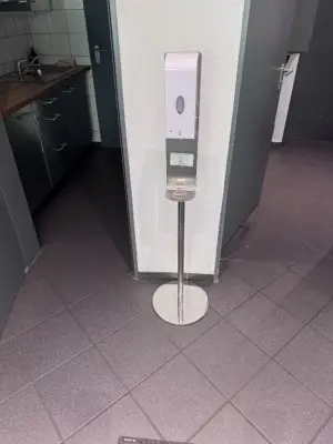 5646.2 => 1 Handhygienespender mit Standfuß – kavel bij VENTA Industrieversteigerungen, Hagen