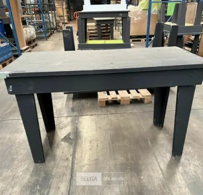 Houten tafel/presentatietafel – kavel bij Belga Veilingen, Lummen