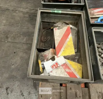 Bak met diverse verlichting – kavel bij Belga Veilingen, Lummen