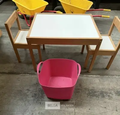 Kindertafel + 2 stoelen – kavel bij Belga Veilingen, Lummen