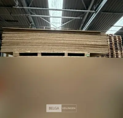 Pallet met spaanplaten – kavel bij Belga Veilingen, Lummen