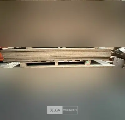 Pallet met spaanplaten – kavel bij Belga Veilingen, Lummen