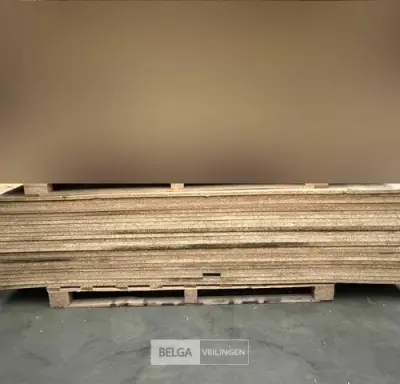 Pallet met spaanplaten – kavel bij Belga Veilingen, Lummen