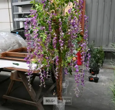 Plastieken hangende bloemenboom – kavel bij Belga Veilingen, Lummen