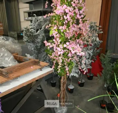 Plastieken hangende bloemenboom – kavel bij Belga Veilingen, Lummen