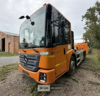 MERCEDES vrachtwagen met haakarm – kavel bij Belga Veilingen