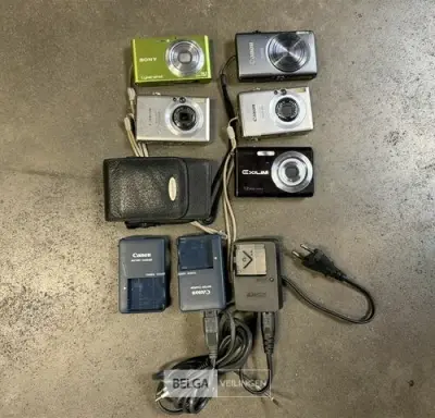 ± 5x Fototoestel en ± 3x lader – kavel bij Belga Veilingen