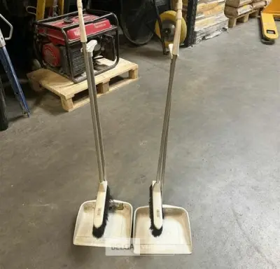 2x Ergonomische stoffer + blik – kavel bij Belga Veilingen