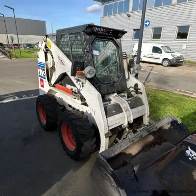 Compactlader met bak, veegmachine en vorken, BOBCAT 773, bouwjaar 1999, serienummer 509617404, 33 kW, 2.700 kg, wielaandrijving – kavel bij Appelboom