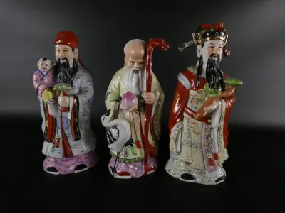Set van drie Chinese geluksgoden: Fu, Lu en Shou figuren – kavel bij De Kringwinkel, Heverlee
