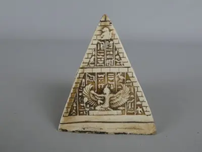 Decoratieve piramide met Egyptische hiërogliefen – kavel bij De Kringwinkel, Diest