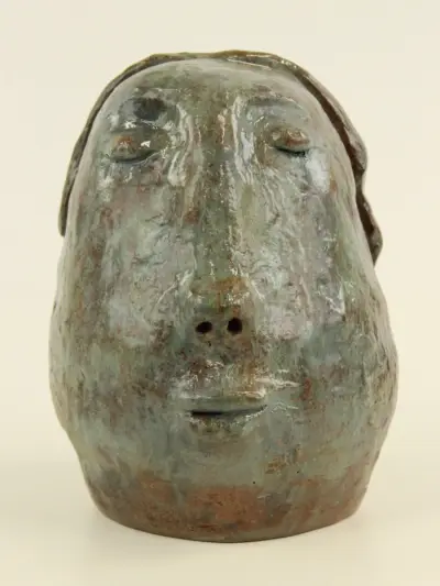 Expressief geglazuurd terracotta hoofd in groen- en bruintinten – kavel bij De Kringwinkel, Antwerpen