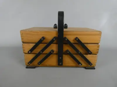 Houten naaidoos – kavel bij De Kringwinkel, Diest